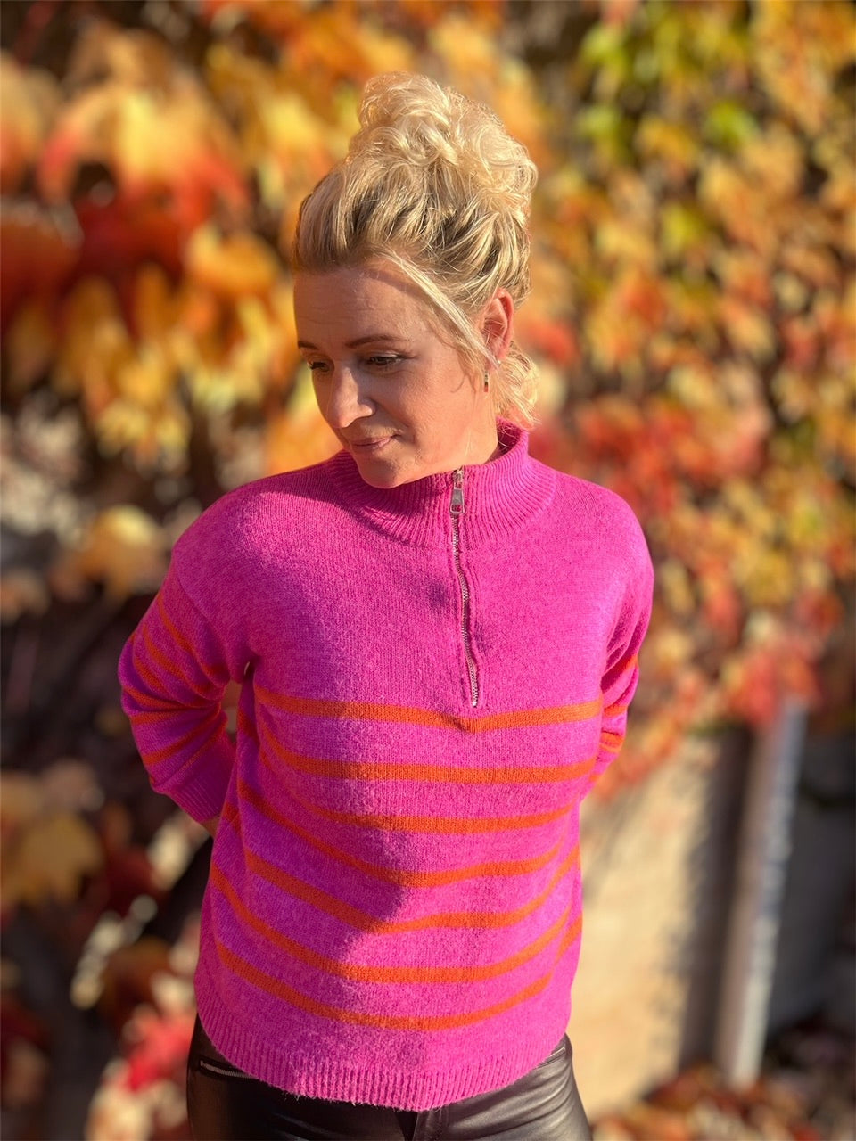 Stribet halfzip striktrøje i pink og orange