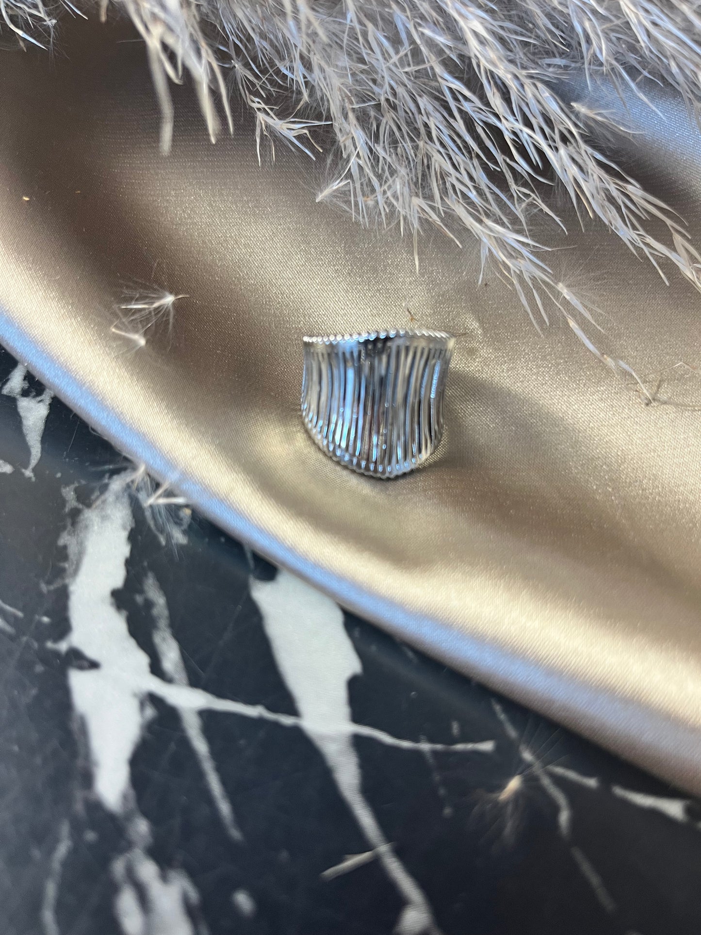 Statement ring i sølv med bølgetekstur