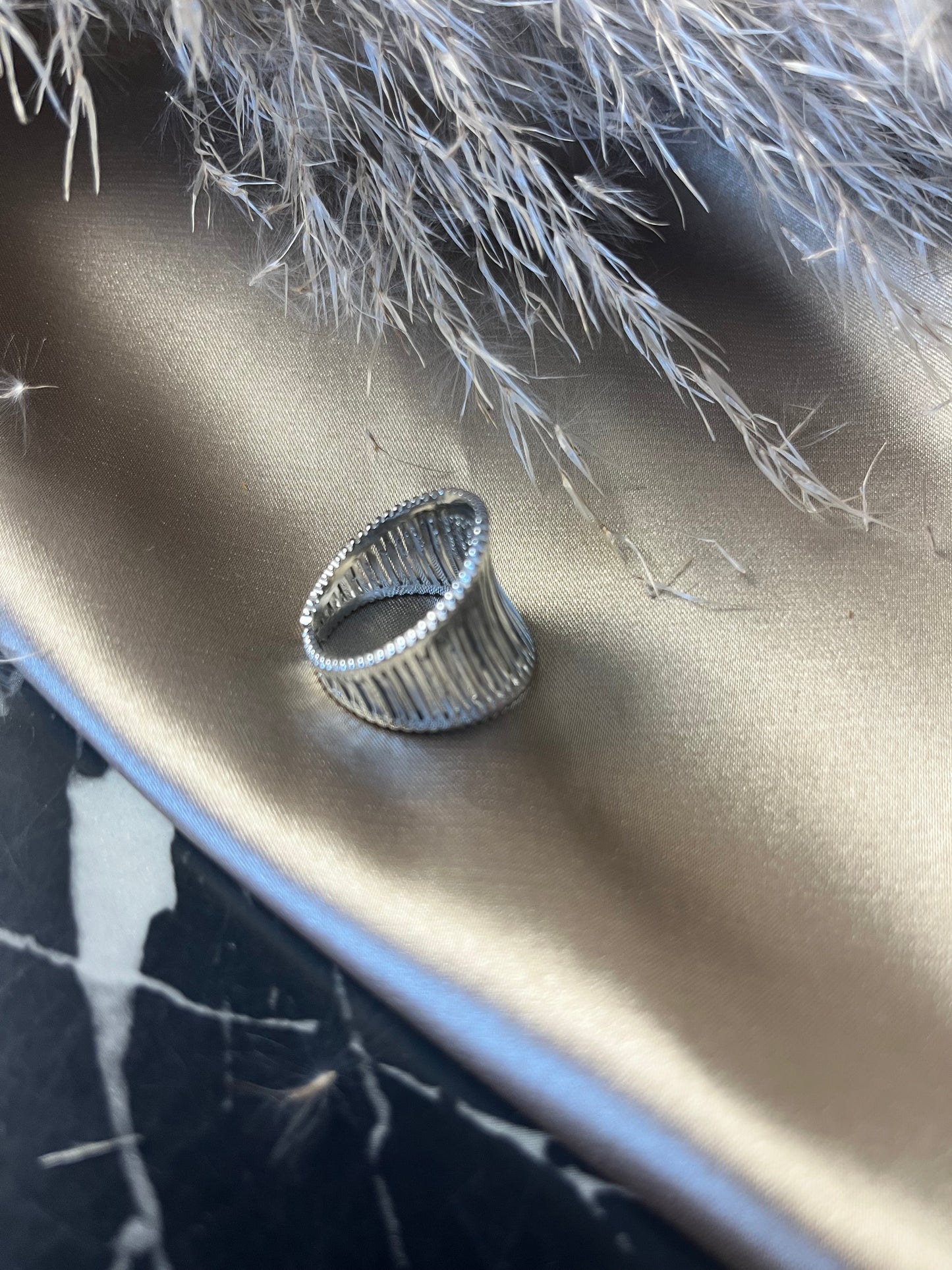 Statement ring i sølv med bølgetekstur