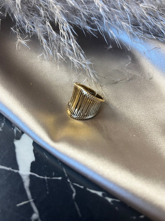 Statement ring forgyldt med bølgetekstur